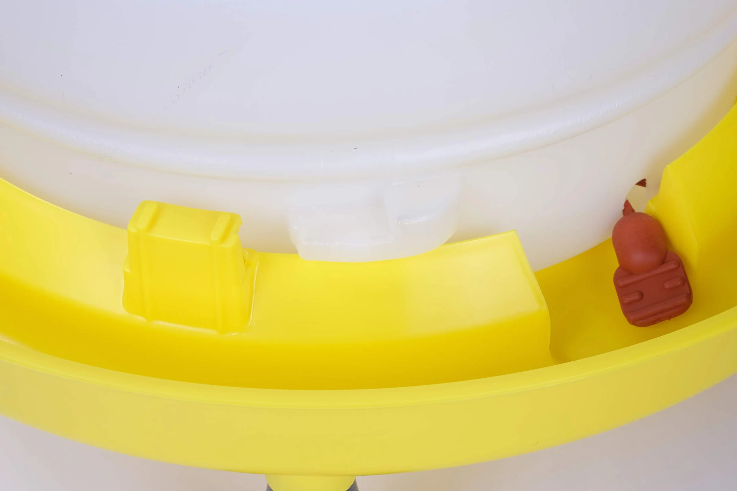 Zootec Abbeveratoio per Galline, Polli, Anatre, Oche, Automatico, capacità 15 Litri, con Manico Tappo e Piedini | Facile da Riempire e Spostare | Made in Italy