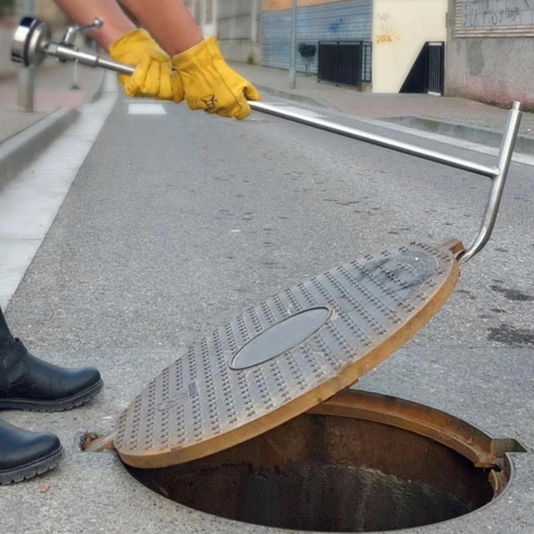 Calamita alza tombino in acciaio inox per il sollevamento dei chiusino pozzetto. Solleva tombini magnetico per griglia tombino, chiave pozzetto e tombini. (Articolato (Tombino fino a 85Kg))