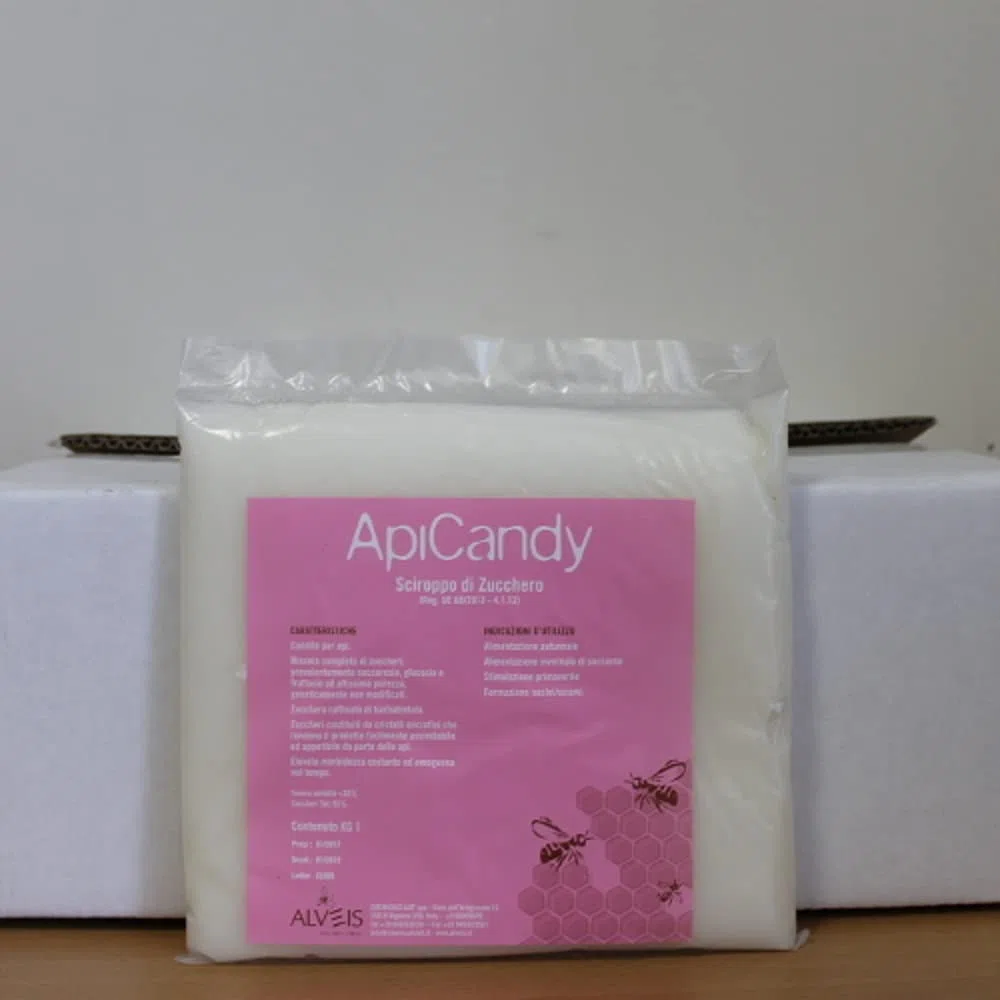 Apicandy, Candito per api da 1kg. Pacco da 12 confezioni. E' un candito a base zuccherina per api, proveniente esclusivamente da barbabietola da zucchero.