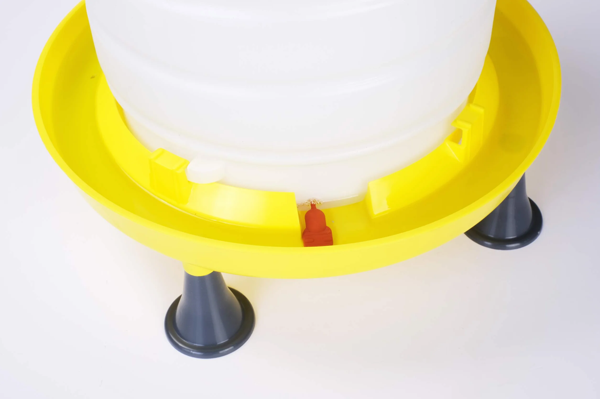 Zootec Abbeveratoio per Galline, Polli, Anatre, Oche, Automatico, capacità 15 Litri, con Manico Tappo e Piedini | Facile da Riempire e Spostare | Made in Italy