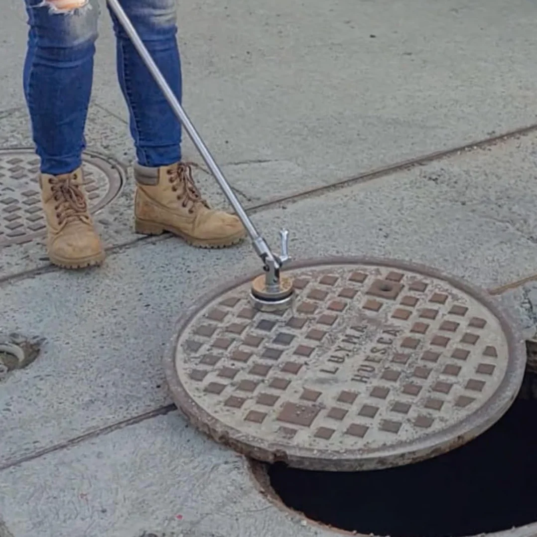 Calamita alza tombino in acciaio inox per il sollevamento dei chiusino pozzetto. Solleva tombini magnetico per griglia tombino, chiave pozzetto e tombini. (Articolato (Tombino fino a 85Kg))