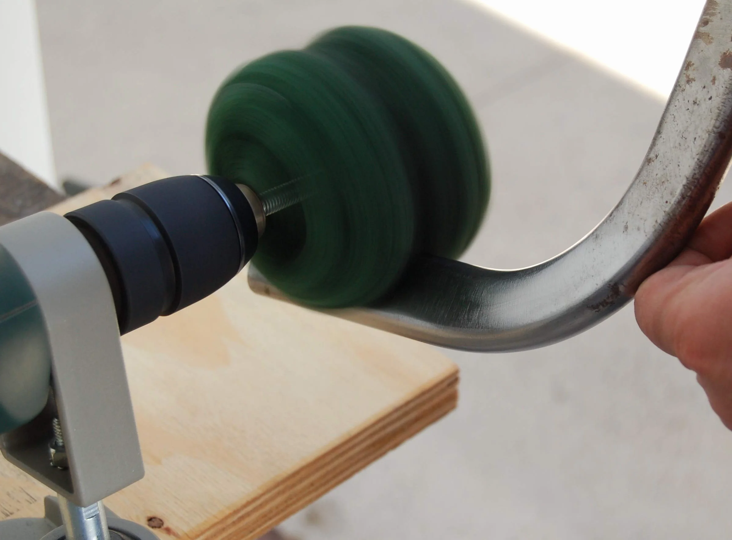 Sfere abrasive in tessuto non tessuto – Set da 3 pezzi (K80/K120/K600) Ø 75 mm con mandrino di raccolta, per trapano