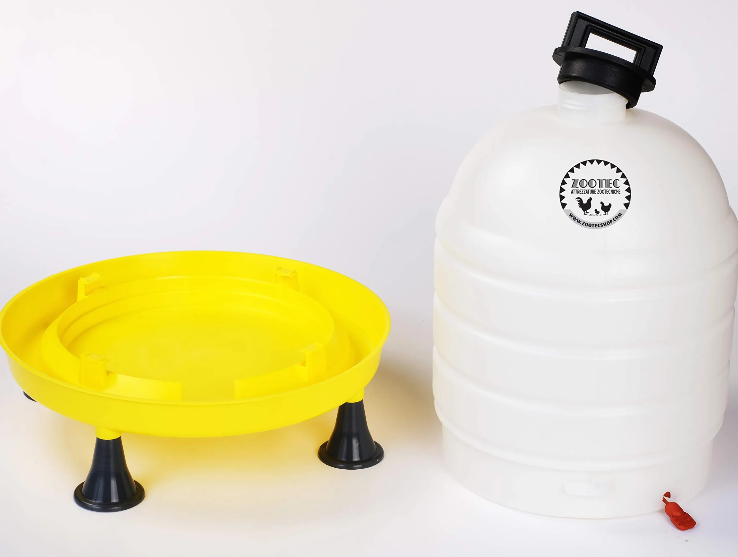 Zootec Abbeveratoio per Galline, Polli, Anatre, Oche, Automatico, capacità 15 Litri, con Manico Tappo e Piedini | Facile da Riempire e Spostare | Made in Italy