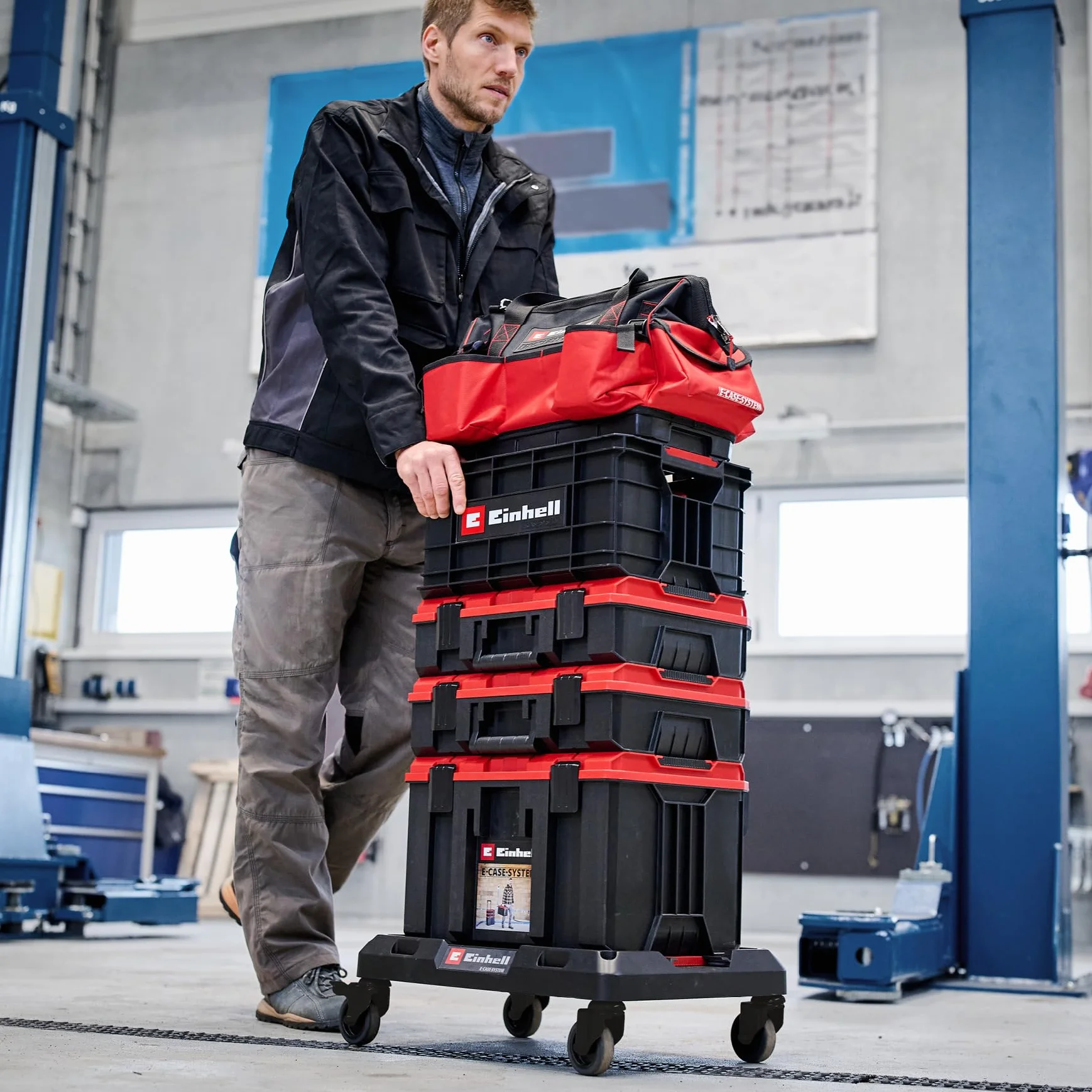 Il carrellino E-Case Einhell Original (max. 120 kg, rotelle girevoli bloccabili, abbinabili al sistema Einhell E-Case per il trasporto di valigie e scatole, con fissaggio per cinghie)