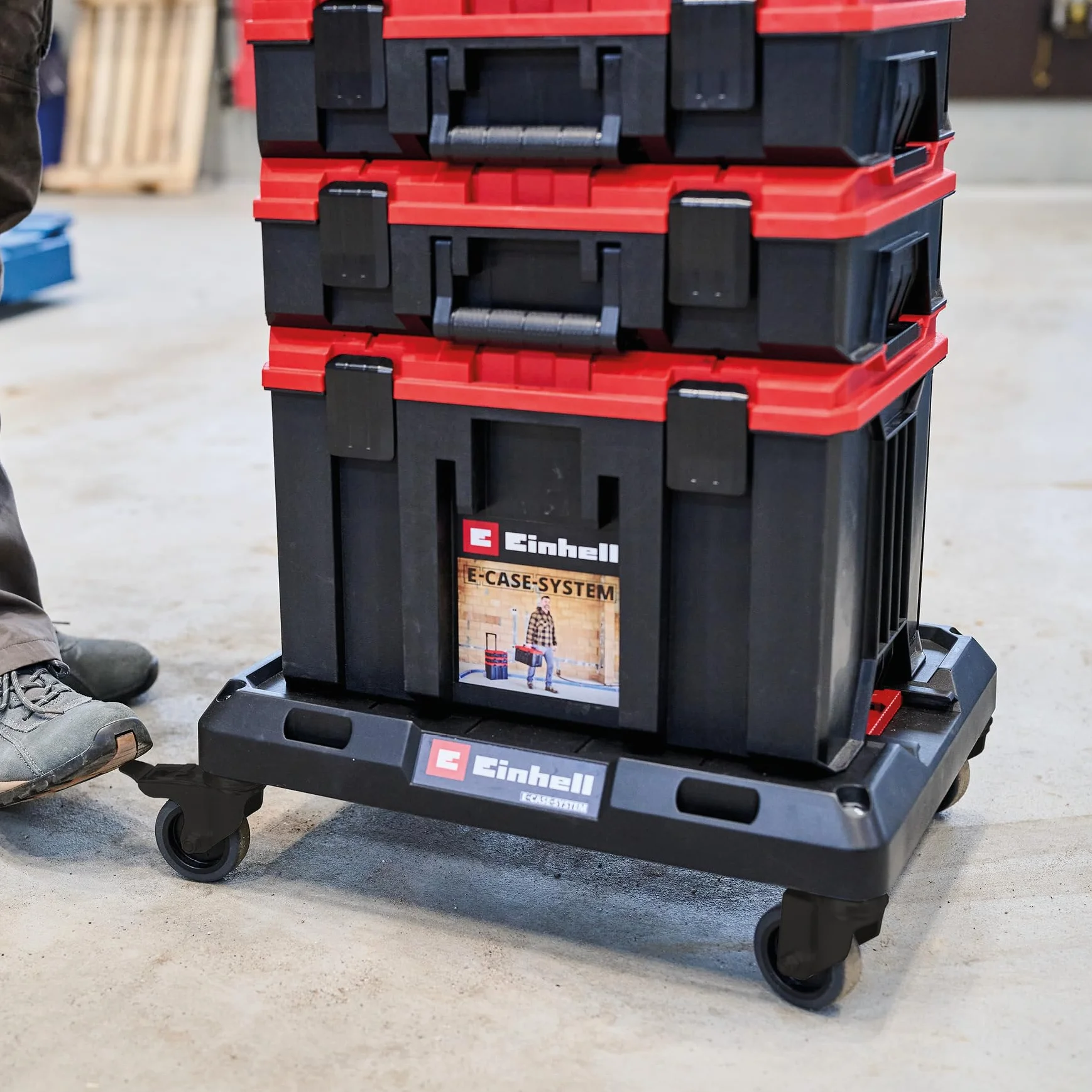Il carrellino E-Case Einhell Original (max. 120 kg, rotelle girevoli bloccabili, abbinabili al sistema Einhell E-Case per il trasporto di valigie e scatole, con fissaggio per cinghie)