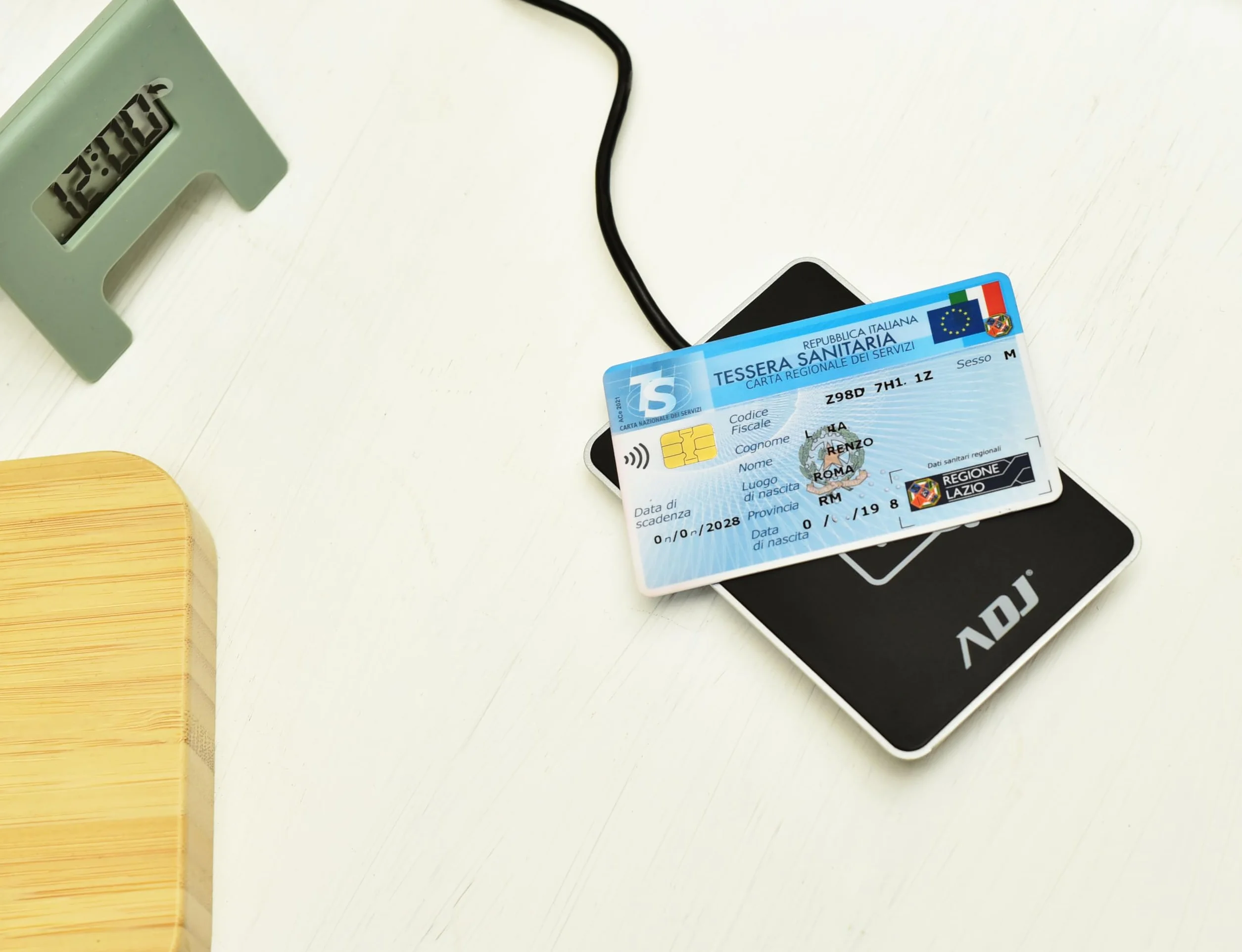 ADJ CR001 Lettore RFID e NFC per Carta d’Identità Elettronica CIE 3.0, Tessera Sanitaria, Carte Contactless per Accedere a ANPR, INPS, INAIL, Agenzia Entrate e siti della P.A., Compatibile Window, Mac