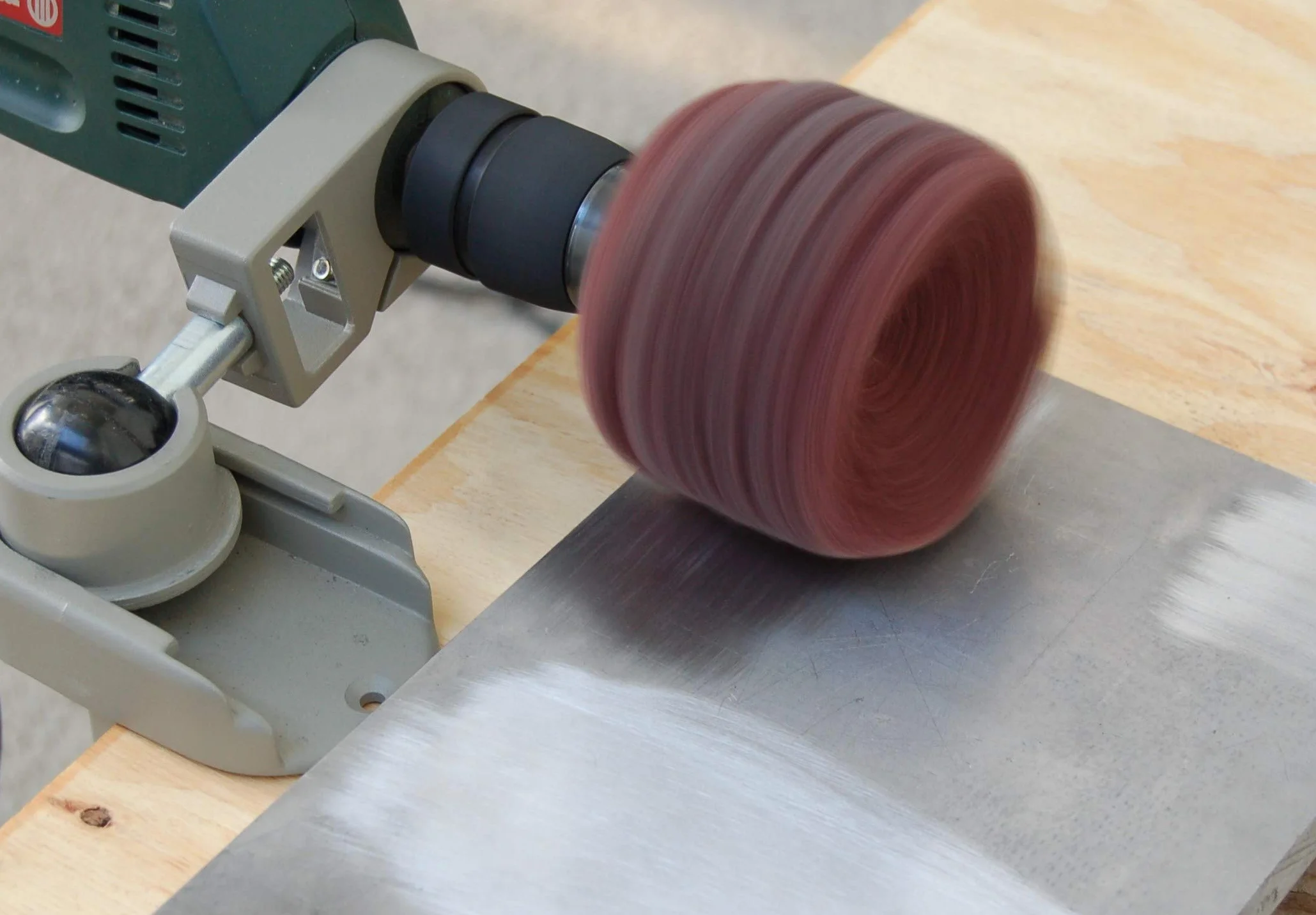Sfere abrasive in tessuto non tessuto – Set da 3 pezzi (K80/K120/K600) Ø 75 mm con mandrino di raccolta, per trapano
