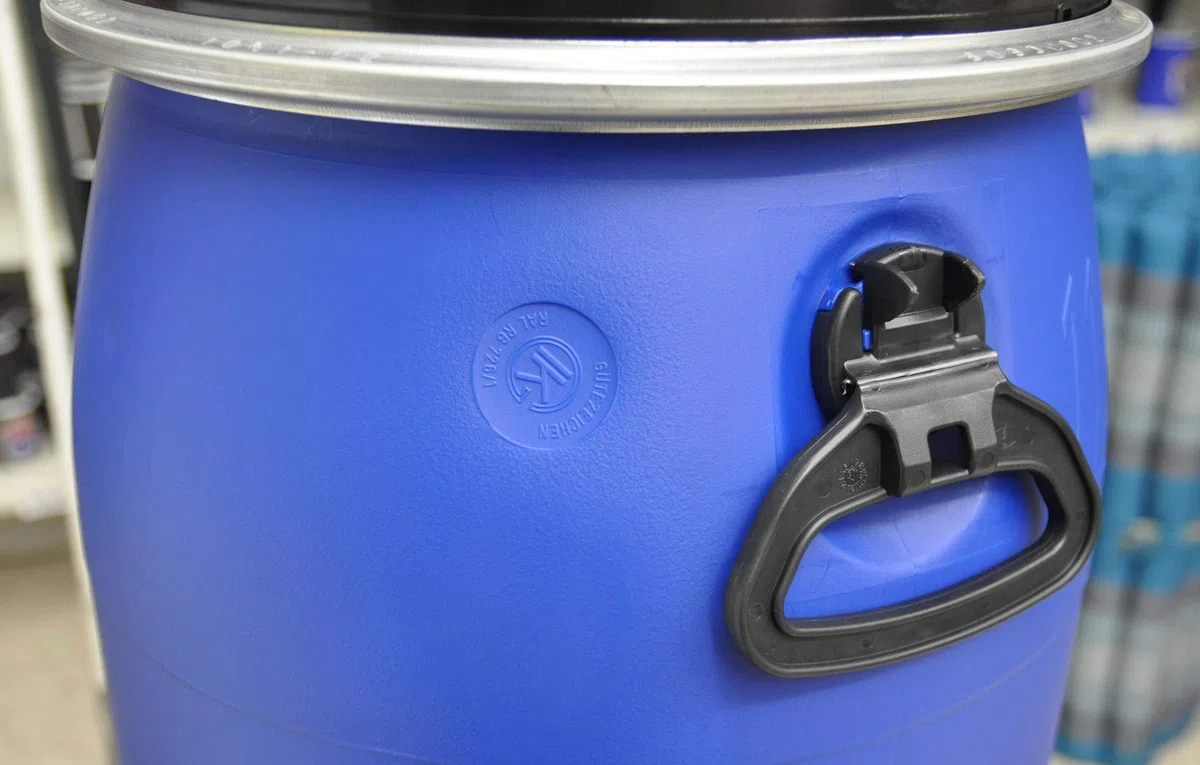 Set di 2 fusti con coperchio ad apertura totale, 60 L, in polietilene, qualità alimentare, colore: blu (2 x 22095)